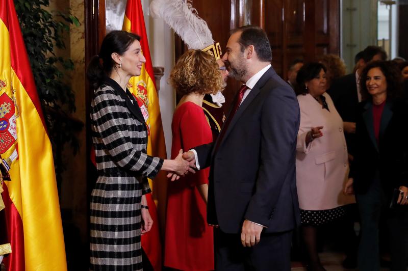 El ministro José Luis Ábalos saluda a la presidenta del Senado, Pilar Llop. 