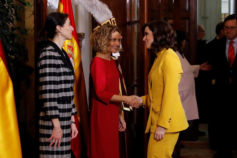 La presidenta madrileña, Isabel Díaz Ayuso, saluda a Meritxell Batet.