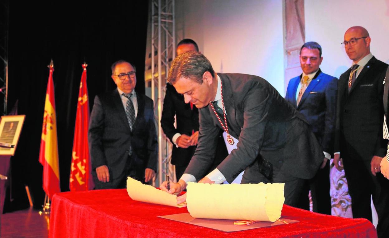 El alcalde, Marcos Ortuño, firma el beneplácito en el auditorio municipal que marca el inicio de las fiestas, ayer. 