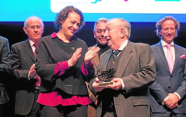 La ministra Magdalena Valerio entrega al vicepresidente de Asisa, Diego Lorenzo Sáez, uno de los premios en el Día Mundial del Cooperativismo celebrado en Murcia el pasado miércoles. 