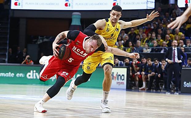 Lance del partido disputado este sábado entre Iberostar Tenerife y UCAM CB.