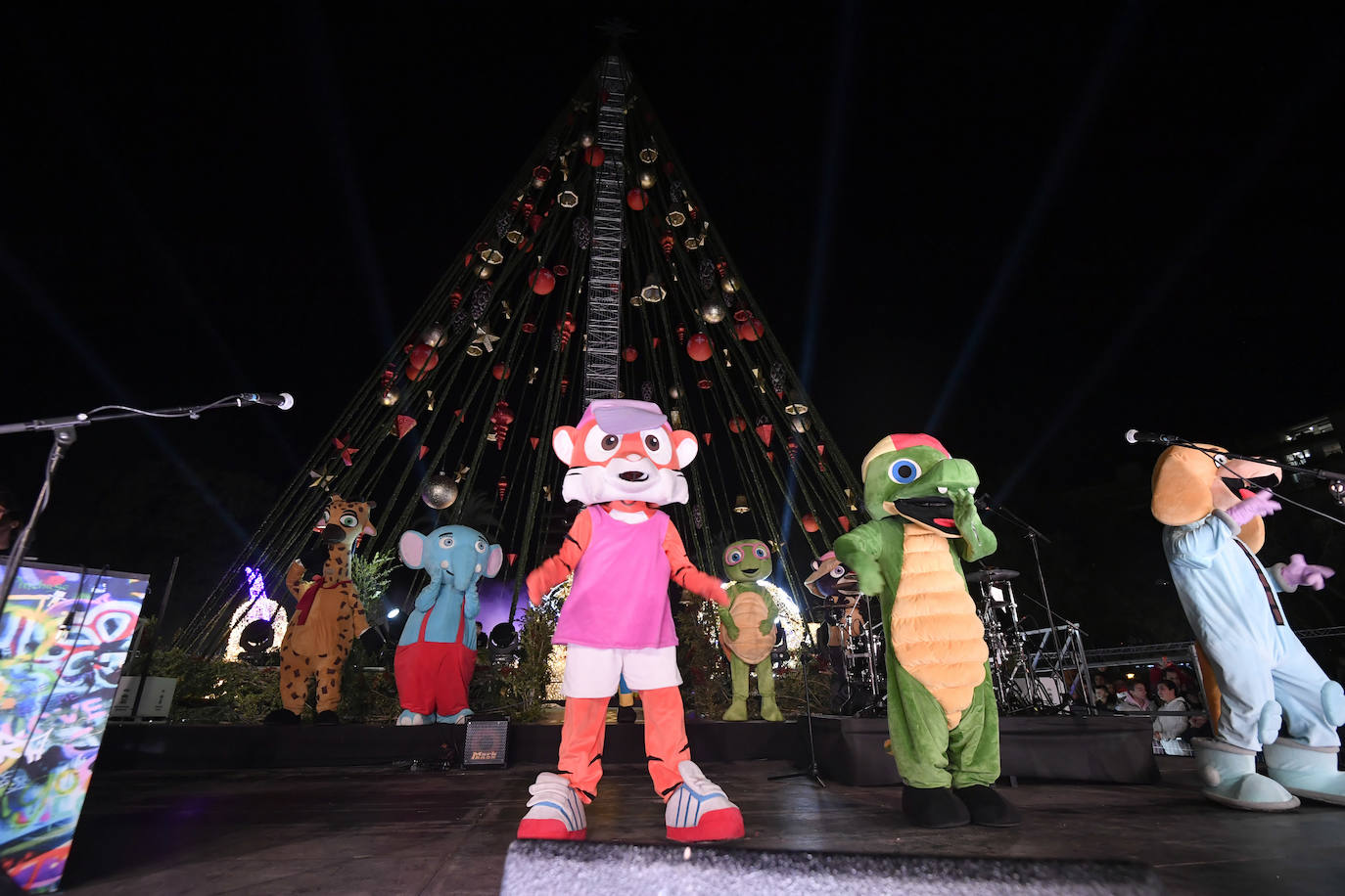 Ocho máquinas de nieve se encargaron de simular una nevada en la Plaza Circular