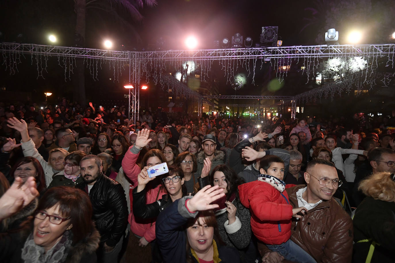 Ocho máquinas de nieve se encargaron de simular una nevada en la Plaza Circular