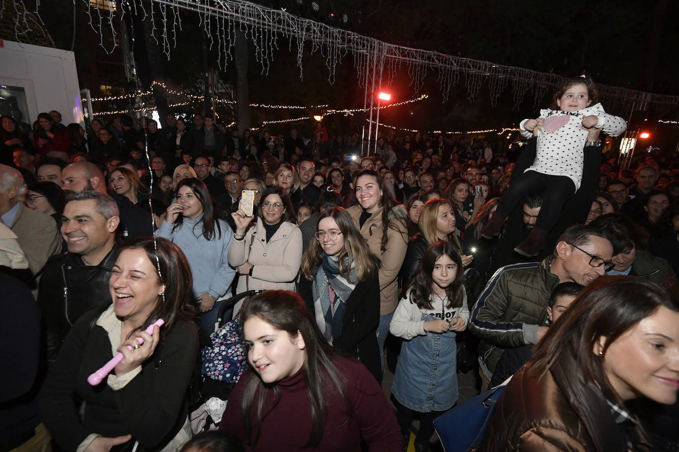 Ocho máquinas de nieve se encargaron de simular una nevada en la Plaza Circular