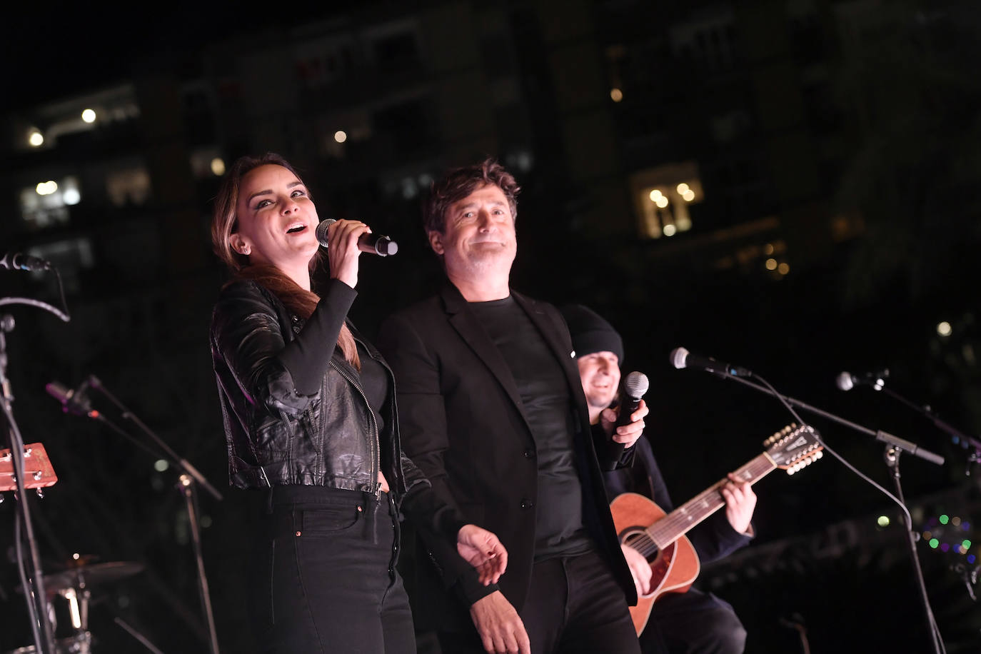 Ocho máquinas de nieve se encargaron de simular una nevada en la Plaza Circular