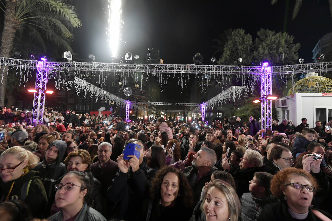 Ocho máquinas de nieve se encargaron de simular una nevada en la Plaza Circular