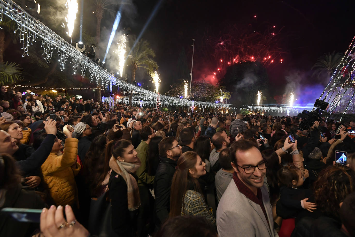 Ocho máquinas de nieve se encargaron de simular una nevada en la Plaza Circular