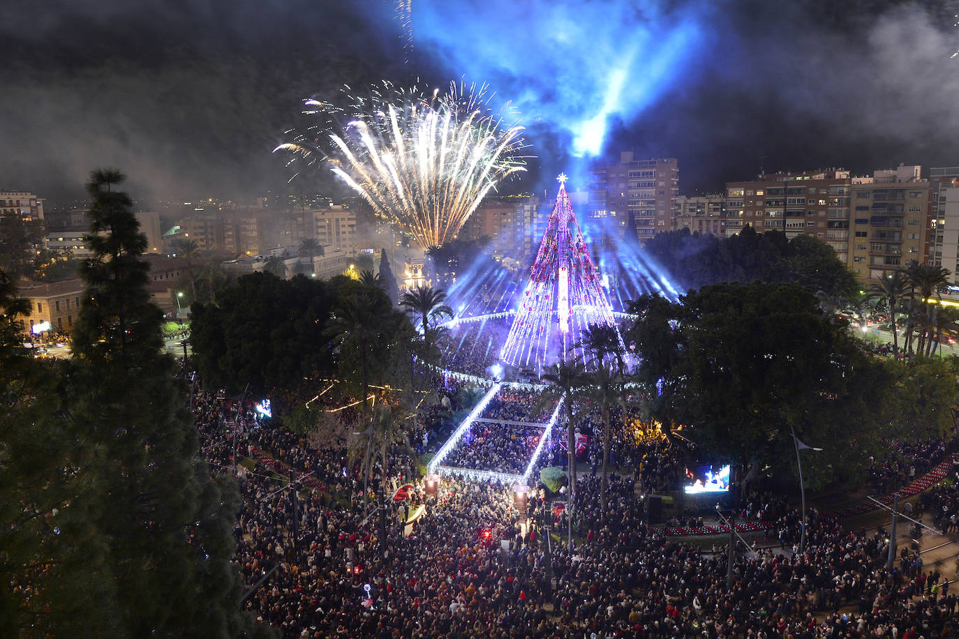 Ocho máquinas de nieve se encargaron de simular una nevada en la Plaza Circular