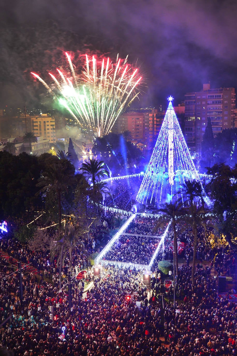 Ocho máquinas de nieve se encargaron de simular una nevada en la Plaza Circular