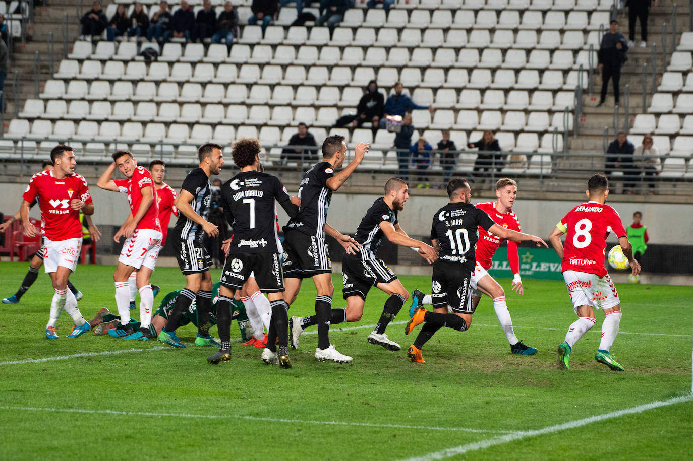 El Cartagena fue mejor en la primera parte, pero el amor propio de los de Adrián Hernández decantó un duelo en el que marcaron Edu Luna y Víctor Meseguer