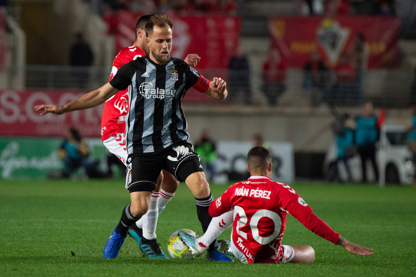 El Cartagena fue mejor en la primera parte, pero el amor propio de los de Adrián Hernández decantó un duelo en el que marcaron Edu Luna y Víctor Meseguer