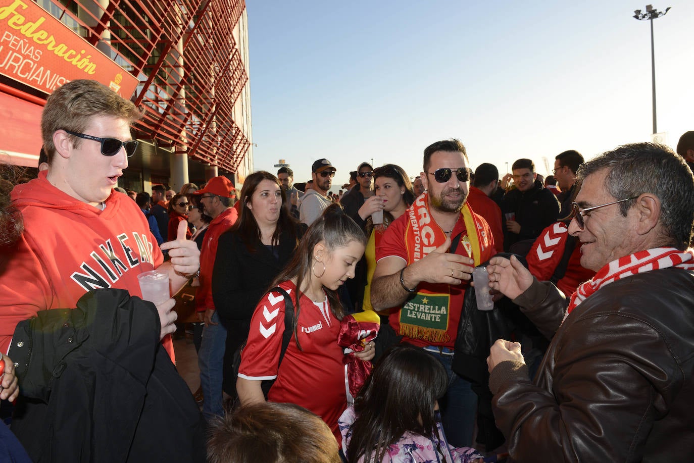 El Cartagena y su afición llegan al estadio Enrique Roca de Murcia con total normalidad y con menos aficionados en los alrededores del campo que otras temporadas