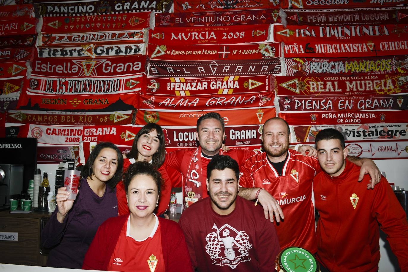 El Cartagena y su afición llegan al estadio Enrique Roca de Murcia con total normalidad y con menos aficionados en los alrededores del campo que otras temporadas