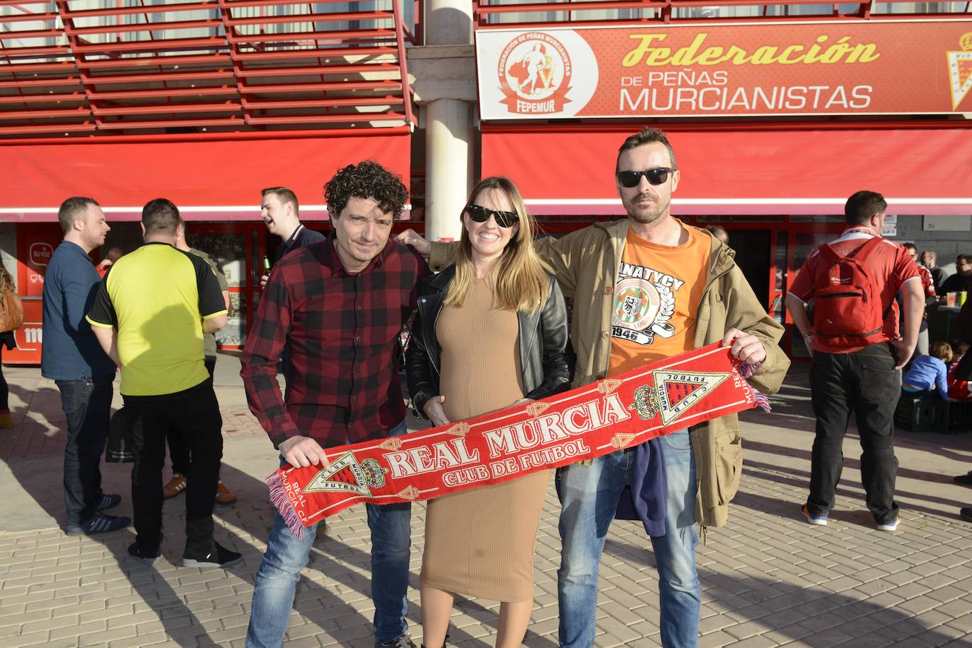 El Cartagena y su afición llegan al estadio Enrique Roca de Murcia con total normalidad y con menos aficionados en los alrededores del campo que otras temporadas