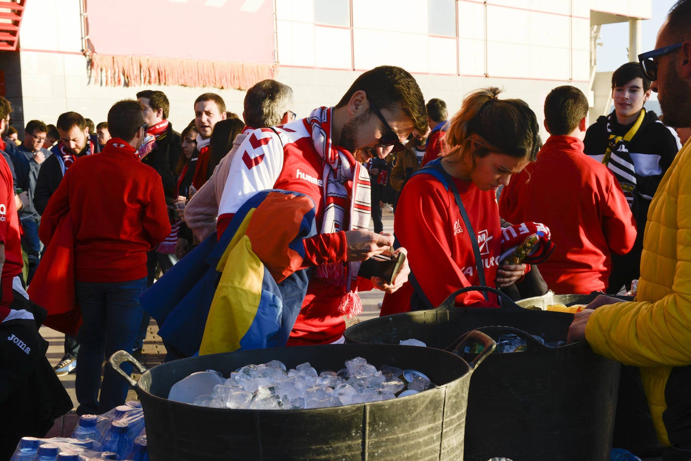 El Cartagena y su afición llegan al estadio Enrique Roca de Murcia con total normalidad y con menos aficionados en los alrededores del campo que otras temporadas