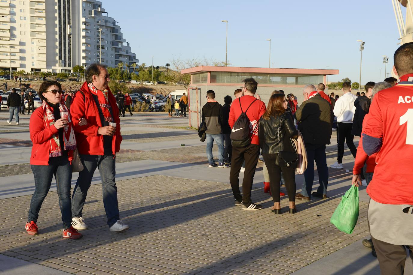 El Cartagena y su afición llegan al estadio Enrique Roca de Murcia con total normalidad y con menos aficionados en los alrededores del campo que otras temporadas