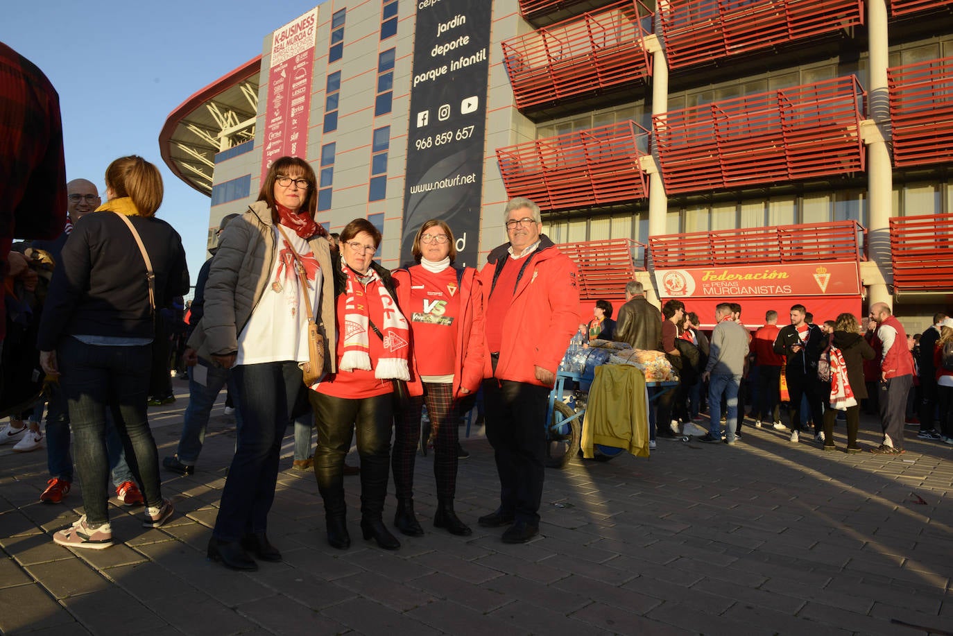 El Cartagena y su afición llegan al estadio Enrique Roca de Murcia con total normalidad y con menos aficionados en los alrededores del campo que otras temporadas