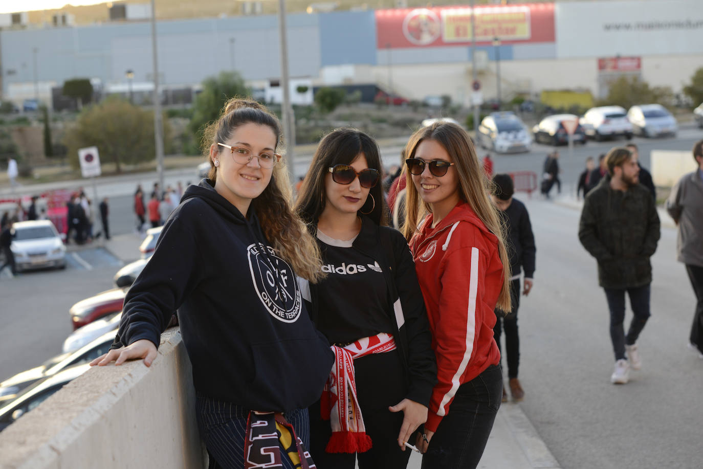 El Cartagena y su afición llegan al estadio Enrique Roca de Murcia con total normalidad y con menos aficionados en los alrededores del campo que otras temporadas