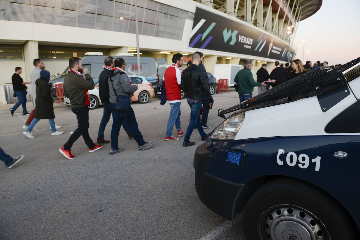 El Cartagena y su afición llegan al estadio Enrique Roca de Murcia con total normalidad y con menos aficionados en los alrededores del campo que otras temporadas