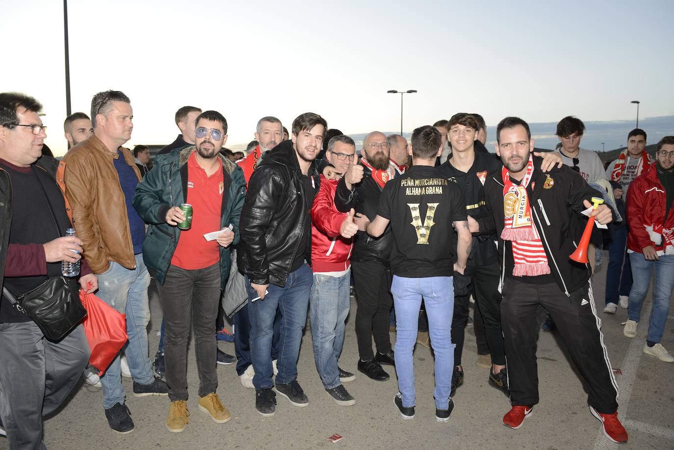 El Cartagena y su afición llegan al estadio Enrique Roca de Murcia con total normalidad y con menos aficionados en los alrededores del campo que otras temporadas