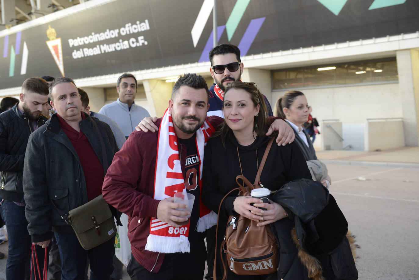 El Cartagena y su afición llegan al estadio Enrique Roca de Murcia con total normalidad y con menos aficionados en los alrededores del campo que otras temporadas