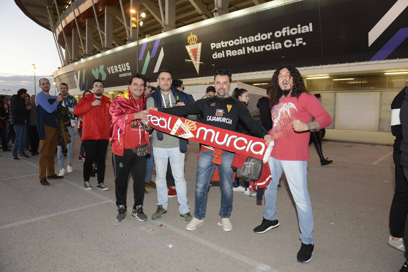 El Cartagena y su afición llegan al estadio Enrique Roca de Murcia con total normalidad y con menos aficionados en los alrededores del campo que otras temporadas