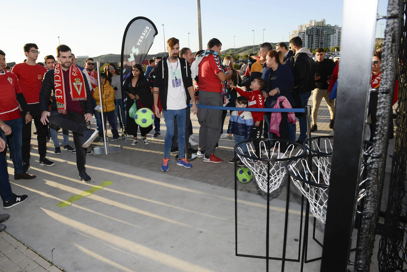 El Cartagena y su afición llegan al estadio Enrique Roca de Murcia con total normalidad y con menos aficionados en los alrededores del campo que otras temporadas