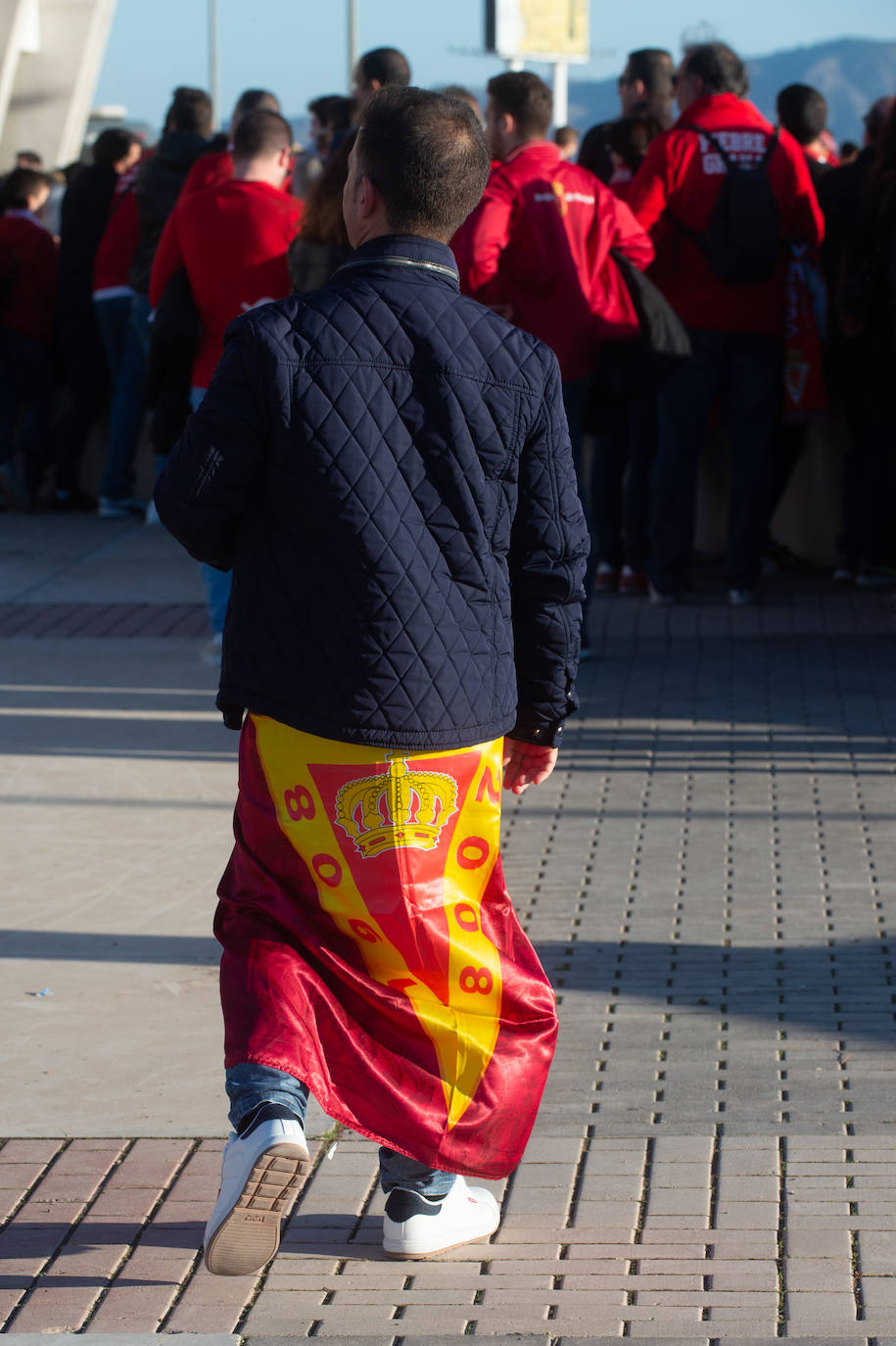 El Cartagena y su afición llegan al estadio Enrique Roca de Murcia con total normalidad y con menos aficionados en los alrededores del campo que otras temporadas