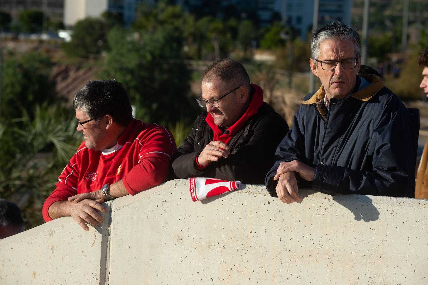 El Cartagena y su afición llegan al estadio Enrique Roca de Murcia con total normalidad y con menos aficionados en los alrededores del campo que otras temporadas