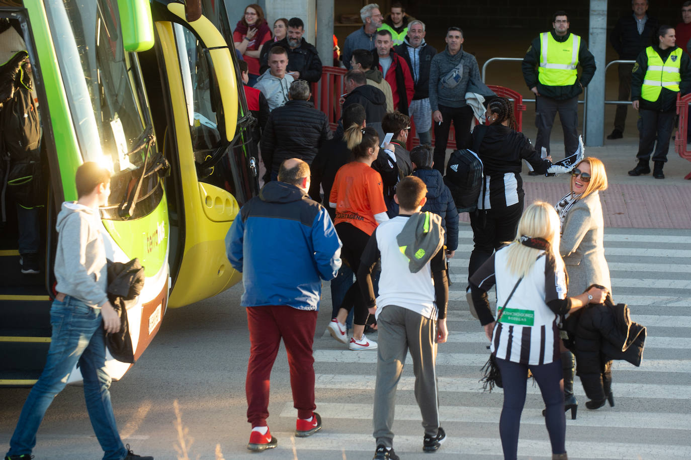 El Cartagena y su afición llegan al estadio Enrique Roca de Murcia con total normalidad y con menos aficionados en los alrededores del campo que otras temporadas