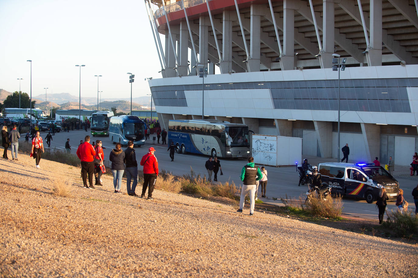 El Cartagena y su afición llegan al estadio Enrique Roca de Murcia con total normalidad y con menos aficionados en los alrededores del campo que otras temporadas