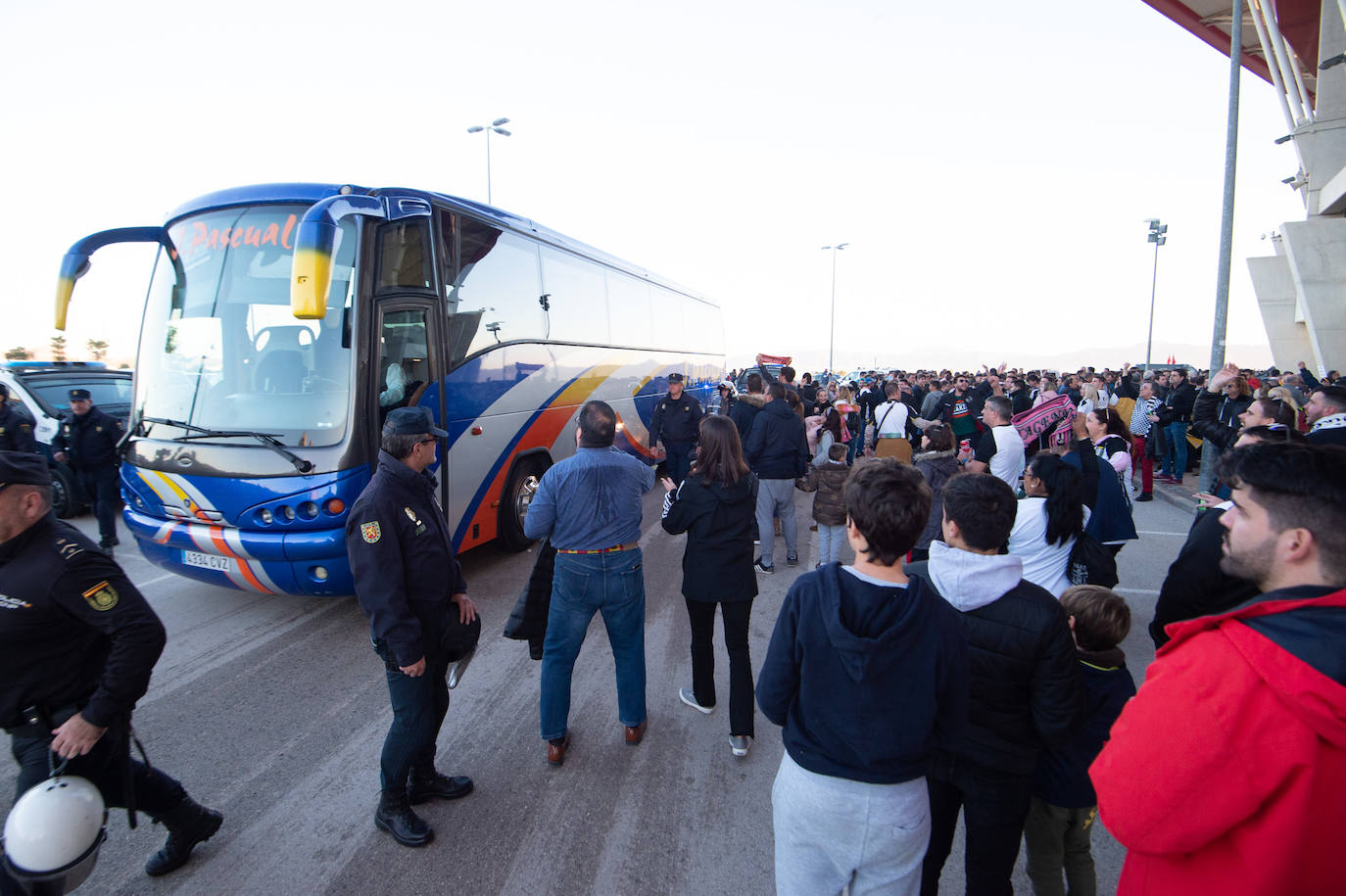 El Cartagena y su afición llegan al estadio Enrique Roca de Murcia con total normalidad y con menos aficionados en los alrededores del campo que otras temporadas