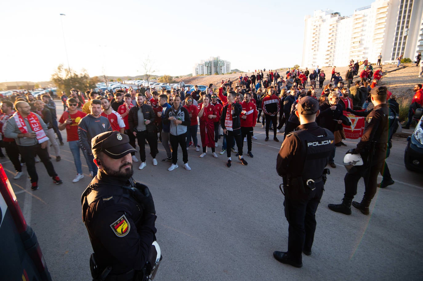 El Cartagena y su afición llegan al estadio Enrique Roca de Murcia con total normalidad y con menos aficionados en los alrededores del campo que otras temporadas