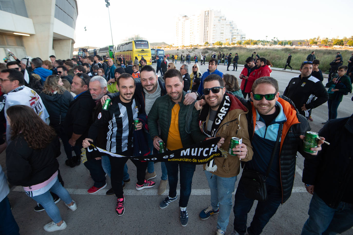 El Cartagena y su afición llegan al estadio Enrique Roca de Murcia con total normalidad y con menos aficionados en los alrededores del campo que otras temporadas