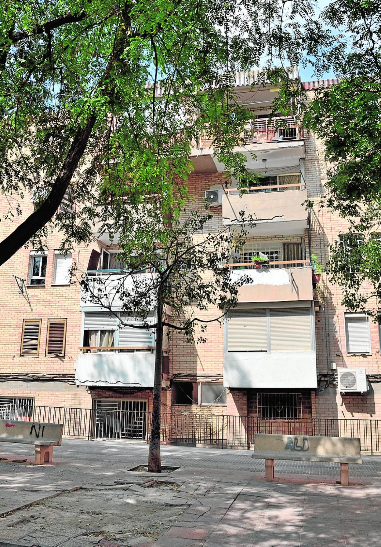 Estado que presentaba una de las plazas antes de las obras y aspecto que luce en la actualidad. 