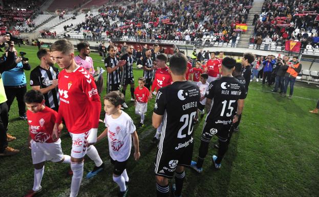 El Cartagena le hace el pasillo al Real Murcia al saltar al césped.