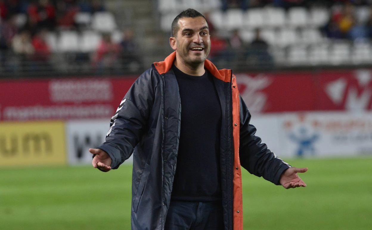 Adrián Hernández, técnico del Real Murcia, durante el derbi.