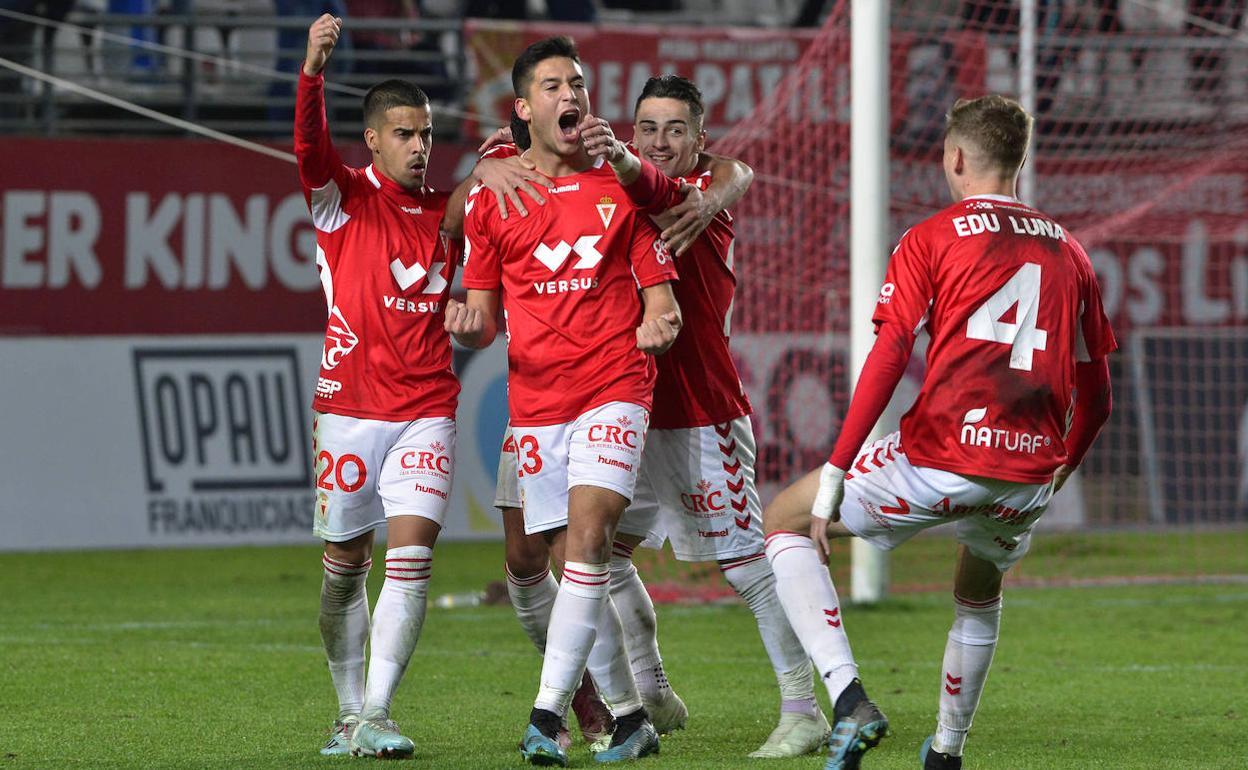 Víctor Meseguer, en el centro de la imagen, celebra su gol.