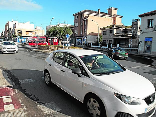 Vehículos en la calle Alfonso XIII de Los Dolores. 