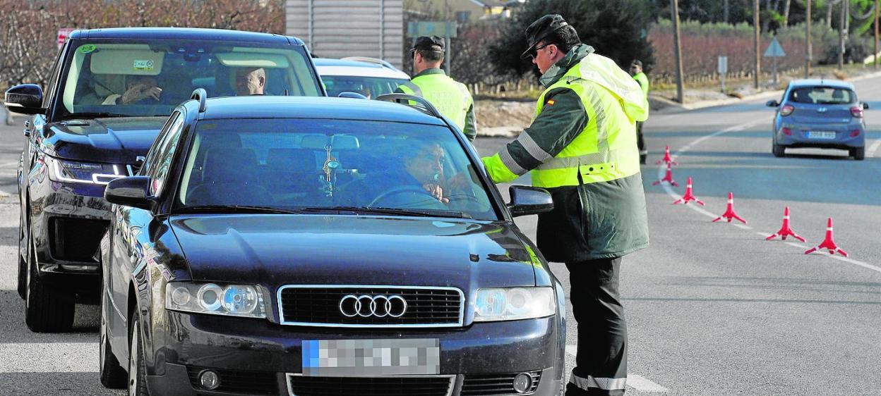 Varios agentes de la Guardia Civil participan, ayer, en un control de alcoholemia en la carretera RM-513, en Abarán. 