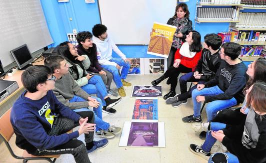 Alumnos del IES José Planes, ayer, con Mercedes Escavy durante una sesión del proyecto 'Adictlescentes'. 