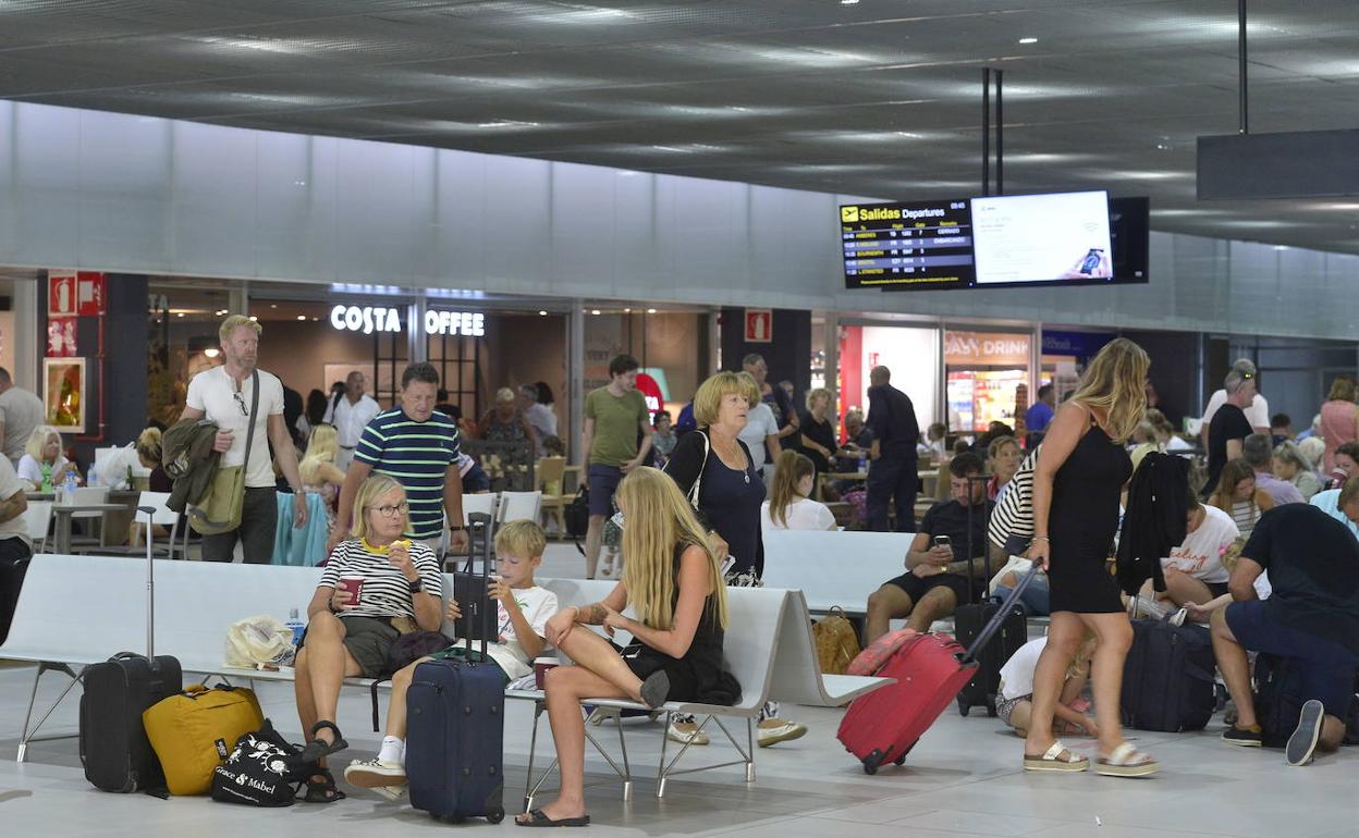 Pasajeros en el aeropuerto de Corvera, en una imagen de archivo.