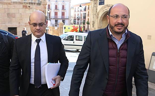 Pedro Antonio Sánchez, a la derecha, llegando al juzgado de Lorca en septiembre junto al abogado Choclán.