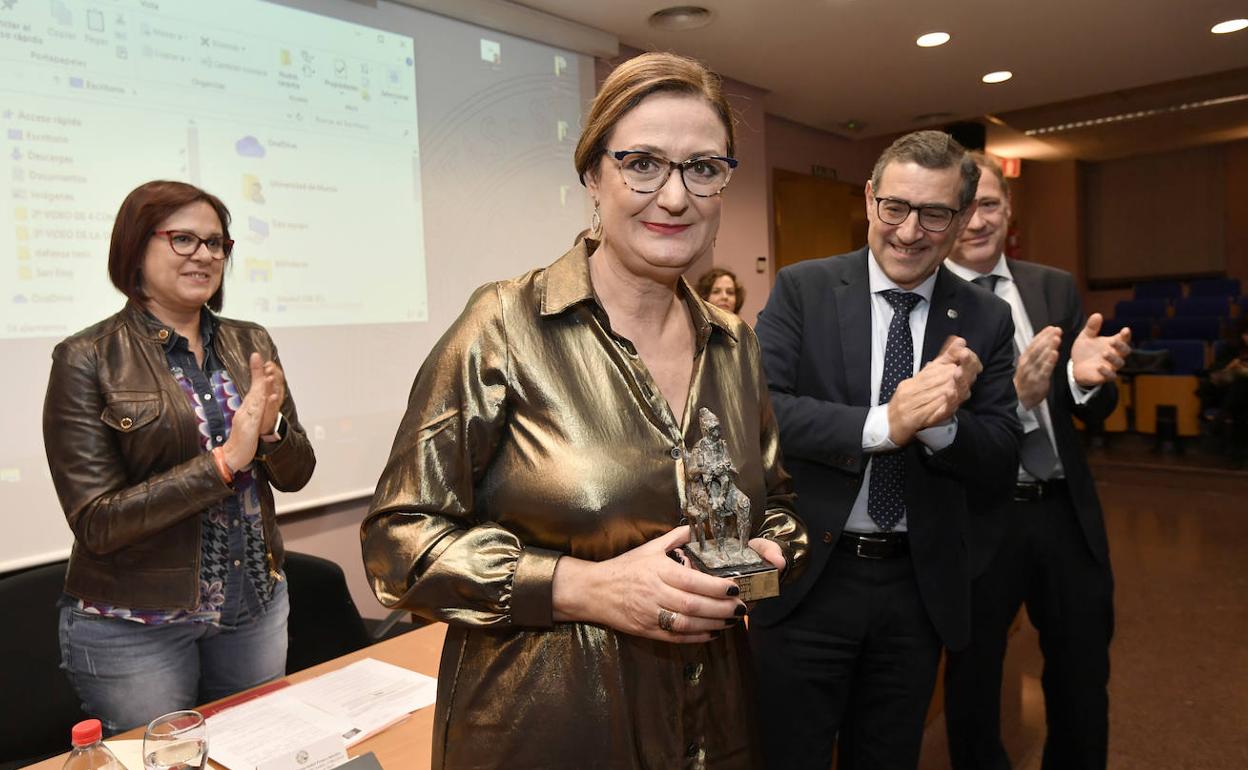 María Dolores Hernández, con el premio al Solidario Anónimo. 