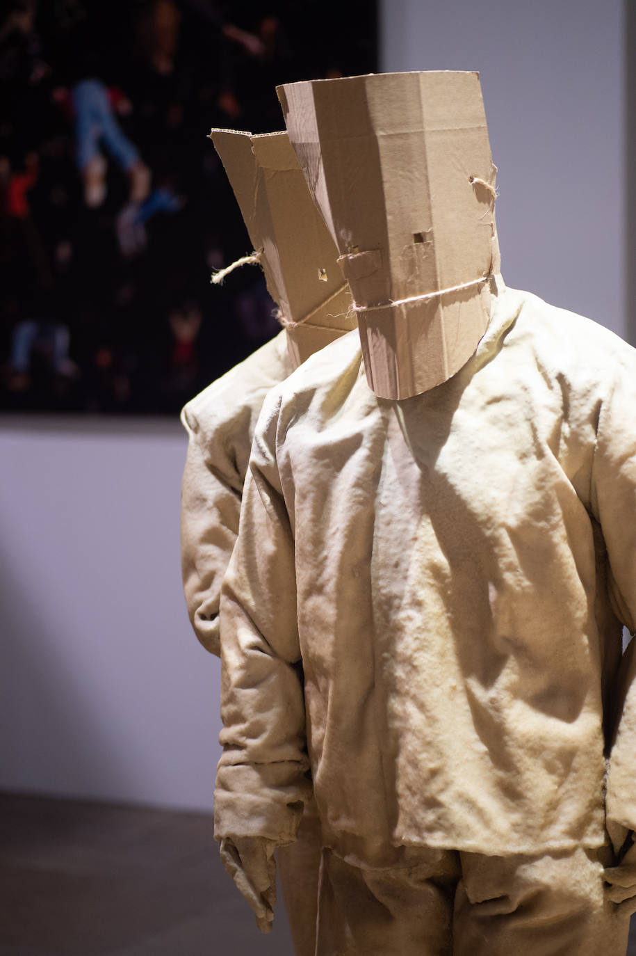 La muestra trae por primera vez a la Región de Murcia una selección de obras de la Colección de Arte Contemporáneo de la Fundación Caja Mediterráneo, que aglutina 213 piezas de los artistas españoles más destacados de la democracia. 