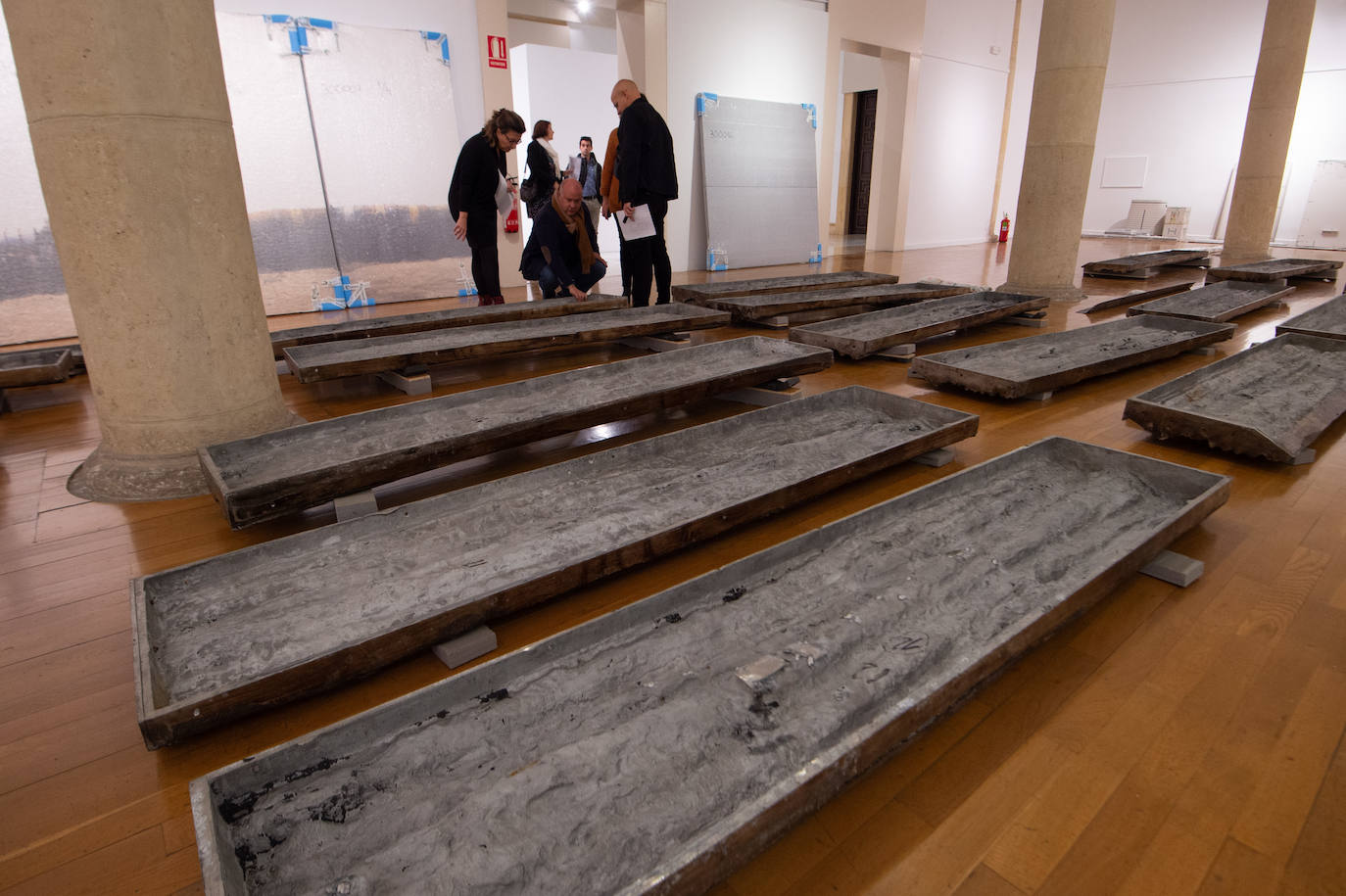 La muestra trae por primera vez a la Región de Murcia una selección de obras de la Colección de Arte Contemporáneo de la Fundación Caja Mediterráneo, que aglutina 213 piezas de los artistas españoles más destacados de la democracia. 