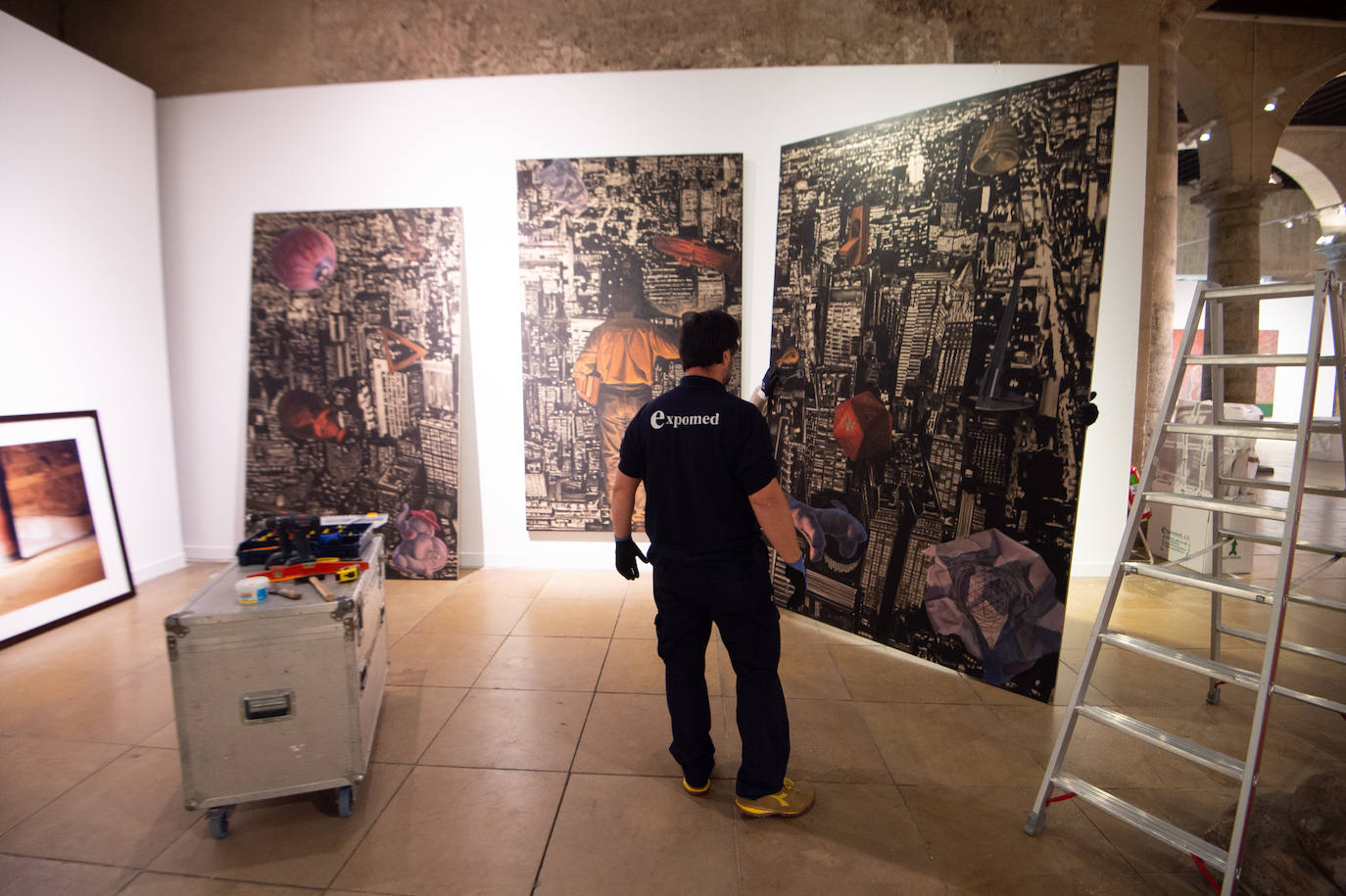 La muestra trae por primera vez a la Región de Murcia una selección de obras de la Colección de Arte Contemporáneo de la Fundación Caja Mediterráneo, que aglutina 213 piezas de los artistas españoles más destacados de la democracia. 