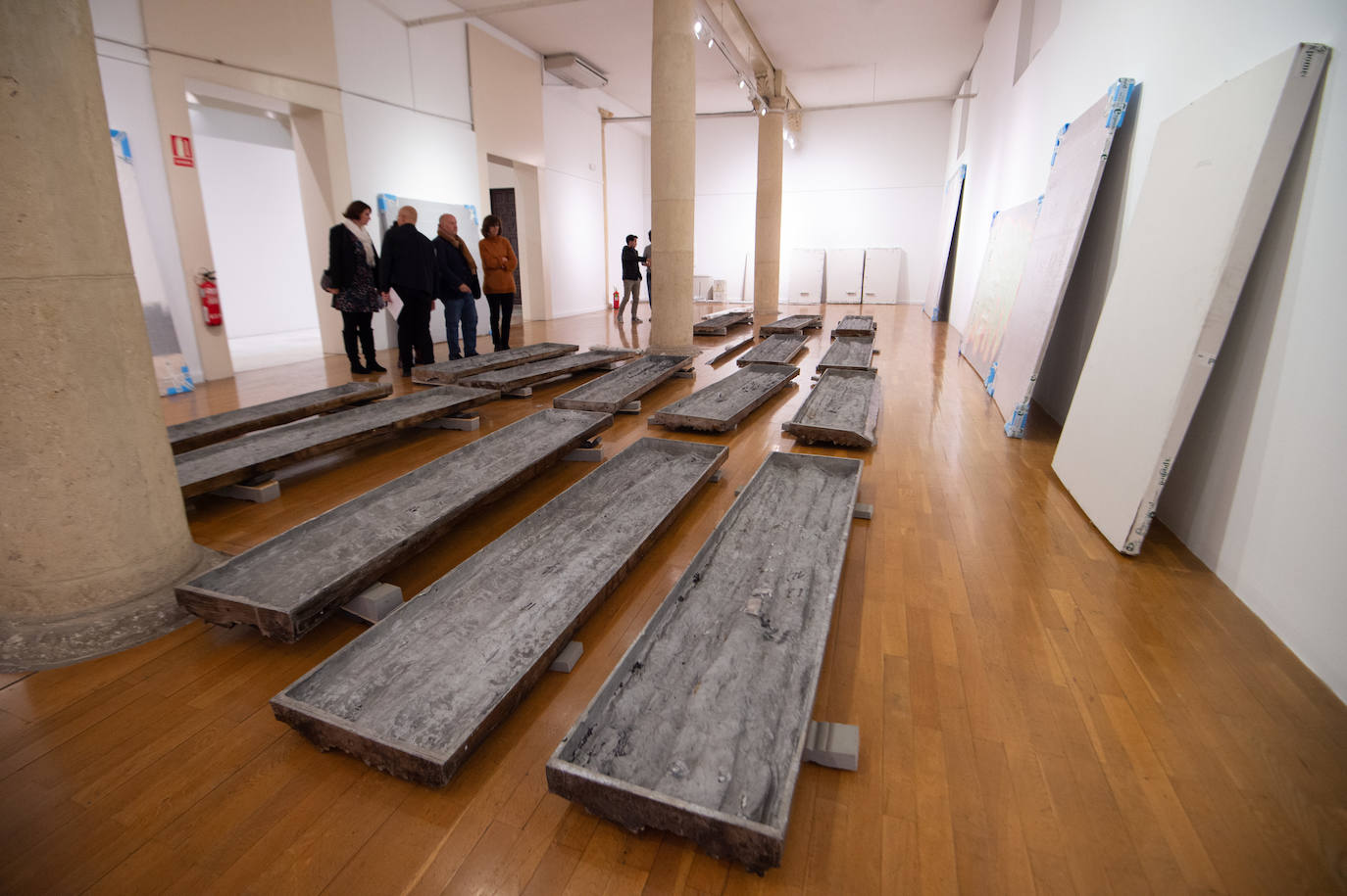 La muestra trae por primera vez a la Región de Murcia una selección de obras de la Colección de Arte Contemporáneo de la Fundación Caja Mediterráneo, que aglutina 213 piezas de los artistas españoles más destacados de la democracia. 