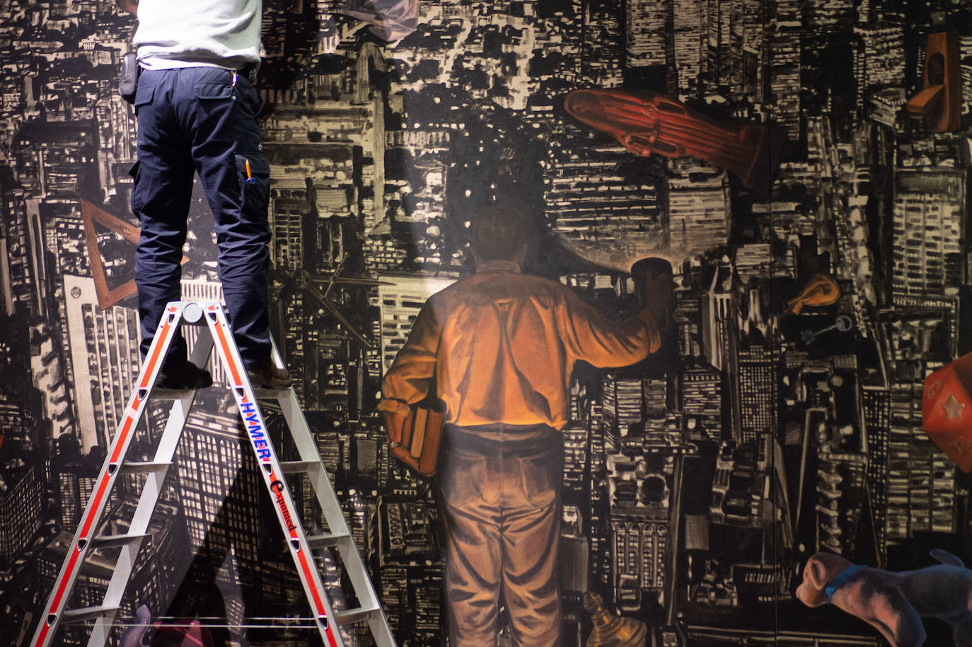 La muestra trae por primera vez a la Región de Murcia una selección de obras de la Colección de Arte Contemporáneo de la Fundación Caja Mediterráneo, que aglutina 213 piezas de los artistas españoles más destacados de la democracia. 