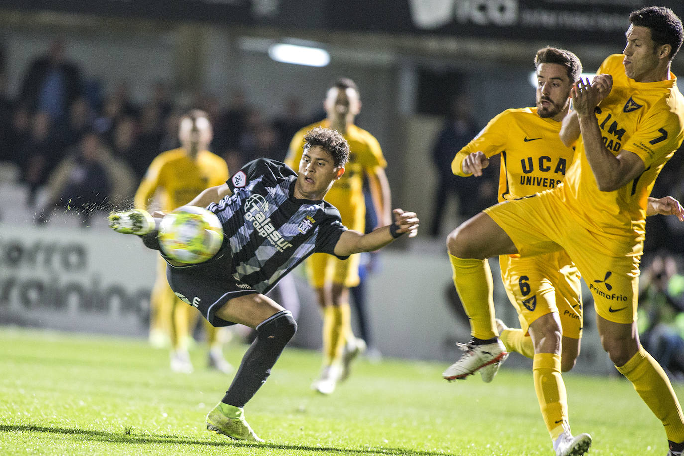 El Cartagena se lleva el partido contra el UCAM Murcia sin demasiada brillantez, pero consigue olvidar su derrota ante el Real Murcia y seguir líder